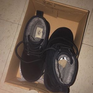 New ugg shoe/boots wore one time size 6 for women